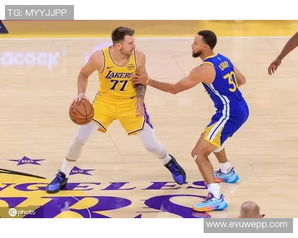 库里率勇士队主场大胜湖人，单场砍下40分震撼全场